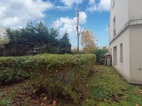 Maison de ville en triplex avec jardin et 3 parkings privés.