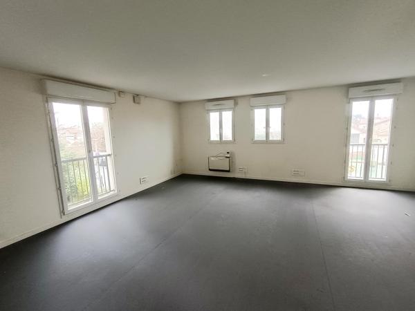 Maison de ville en triplex avec jardin et 3 parkings privés.