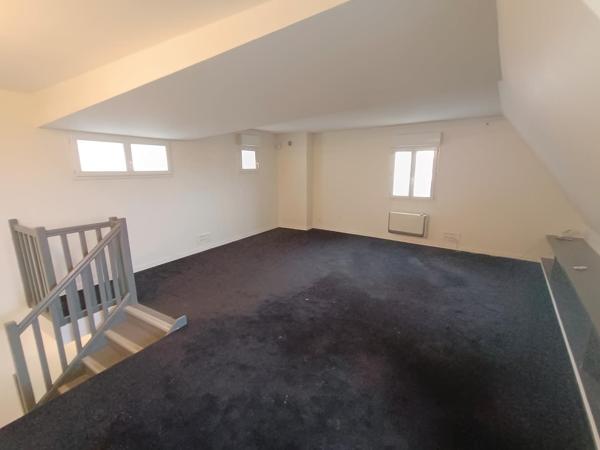 Maison de ville en triplex avec jardin et 3 parkings privés.