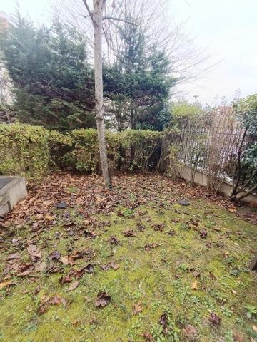 Maison de ville en triplex avec jardin et 3 parkings privés.