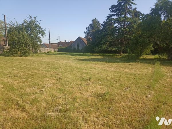 A VENDRE - TERRAIN A BATIR.