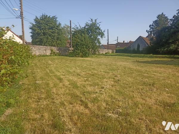 A VENDRE - TERRAIN A BATIR.