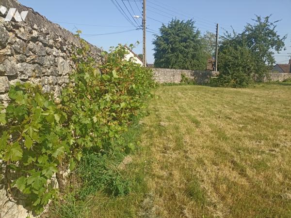 A VENDRE - TERRAIN A BATIR.