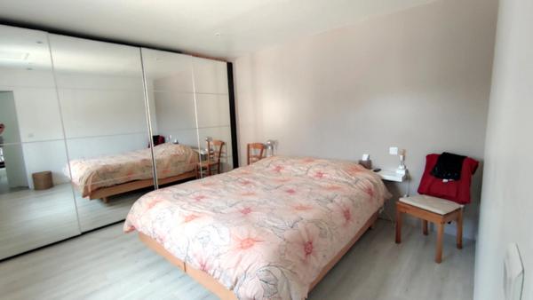 À vendre – Maison pleine de charme à Elbeuf, avec terrasse de 29 m², véranda, jardin - Vue sur la forêt