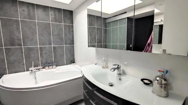 À vendre – Maison pleine de charme à Elbeuf, avec terrasse de 29 m², véranda, jardin - Vue sur la forêt