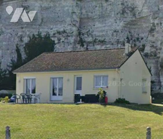 DUCLAIR, pavillon actuellement loué de 69.6m², sur terrain d'~2800m², sous sol complet, 2 chambres.