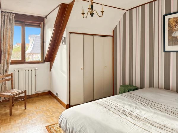 MAISON FAMILIALE CONTEMPORAINE avec jardin et annexes– COURBEVOIE 92 – QUARTIER PAVILLONNAIRE RECHERCHÉ Rue HOCHE