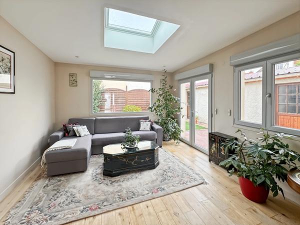 MAISON FAMILIALE CONTEMPORAINE avec jardin et annexes– COURBEVOIE 92 – QUARTIER PAVILLONNAIRE RECHERCHÉ Rue HOCHE