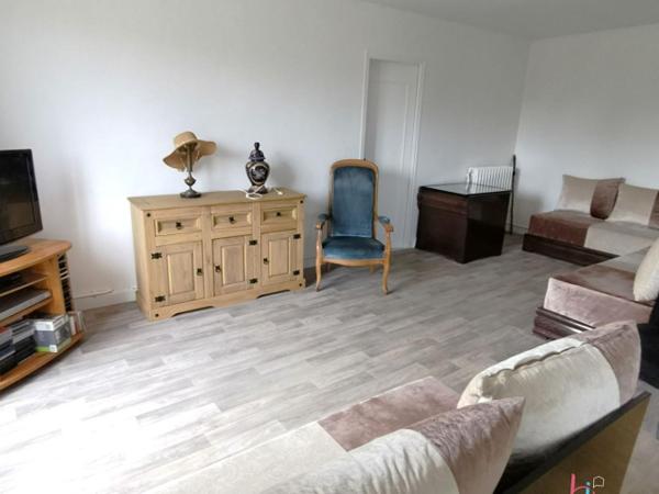 Maison de plain-pied sur près d'un hectare secteur Bais