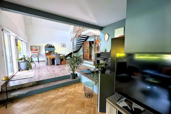 Maison
                                                                                                                                                                                                                                                                                                                        9 pièce(s)                                                                                                                                                                                                          7 chambre(s)                                                                                                                                                                                                          220  m²