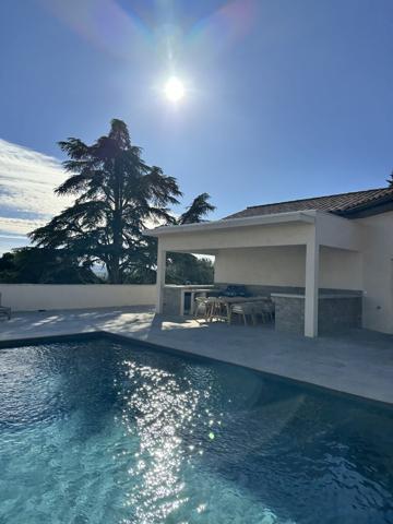 CARCASSONNE NORD: Magnifique villa de 350 m² habitable, piscines et dépendance sur 4500 m² de terrain