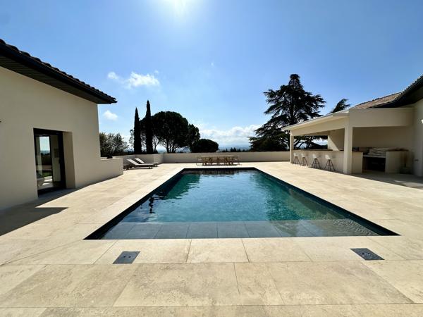CARCASSONNE NORD: Magnifique villa de 350 m² habitable, piscines et dépendance sur 4500 m² de terrain