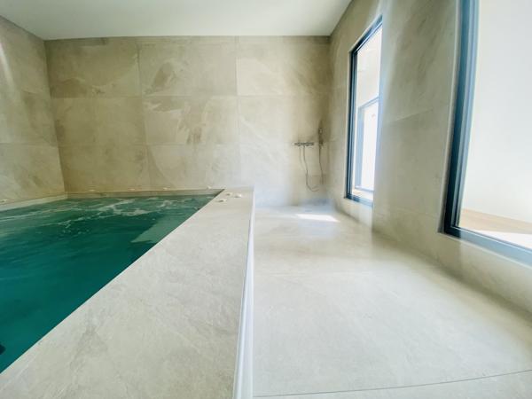 CARCASSONNE NORD: Magnifique villa de 350 m² habitable, piscines et dépendance sur 4500 m² de terrain
