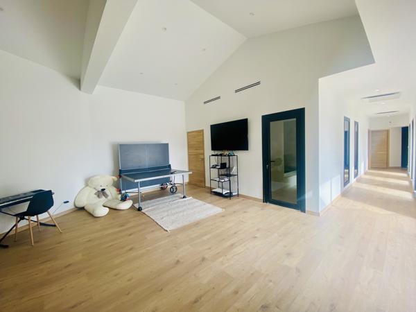 CARCASSONNE NORD: Magnifique villa de 350 m² habitable, piscines et dépendance sur 4500 m² de terrain