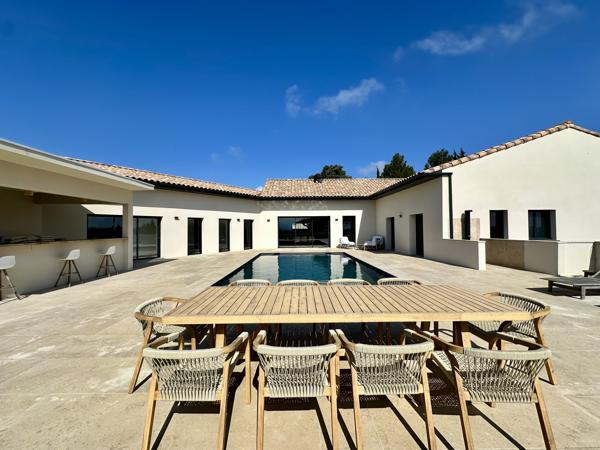 CARCASSONNE NORD: Magnifique villa de 350 m² habitable, piscines et dépendance sur 4500 m² de terrain