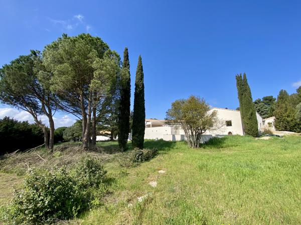 CARCASSONNE NORD: Magnifique villa de 350 m² habitable, piscines et dépendance sur 4500 m² de terrain