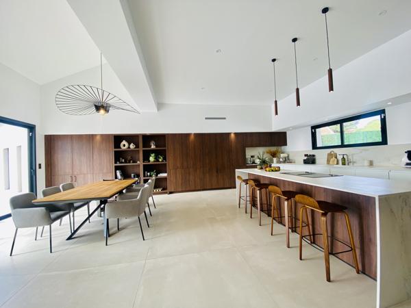 CARCASSONNE NORD: Magnifique villa de 350 m² habitable, piscines et dépendance sur 4500 m² de terrain