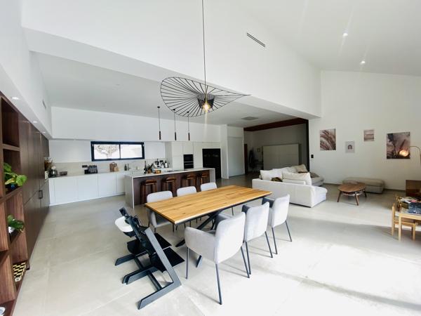 CARCASSONNE NORD: Magnifique villa de 350 m² habitable, piscines et dépendance sur 4500 m² de terrain