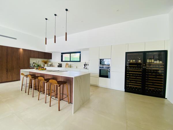 CARCASSONNE NORD: Magnifique villa de 350 m² habitable, piscines et dépendance sur 4500 m² de terrain