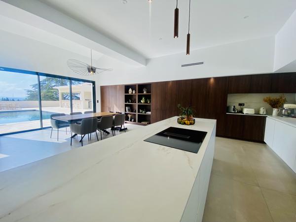 CARCASSONNE NORD: Magnifique villa de 350 m² habitable, piscines et dépendance sur 4500 m² de terrain