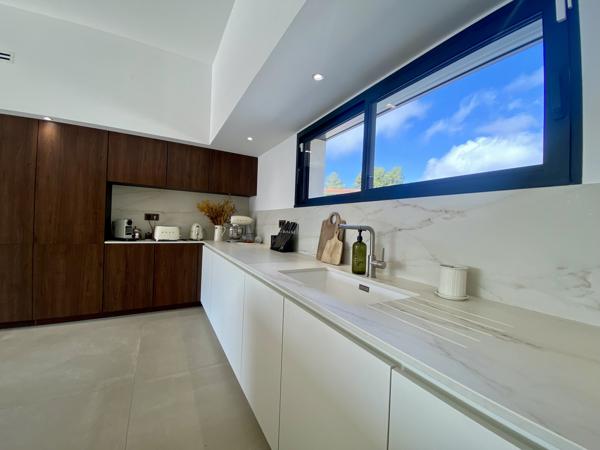 CARCASSONNE NORD: Magnifique villa de 350 m² habitable, piscines et dépendance sur 4500 m² de terrain