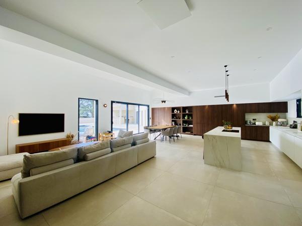 CARCASSONNE NORD: Magnifique villa de 350 m² habitable, piscines et dépendance sur 4500 m² de terrain