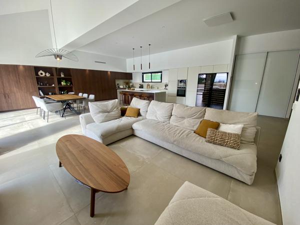 CARCASSONNE NORD: Magnifique villa de 350 m² habitable, piscines et dépendance sur 4500 m² de terrain