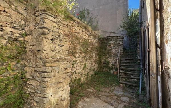 Vente Maison de village avec terrasse - Garage et jardin à rénover Saint-pons-de-thomieres   