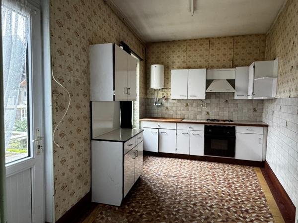 Maison de ville avec dépendances , terrain