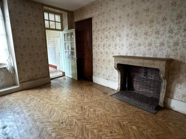 Maison de ville avec dépendances , terrain