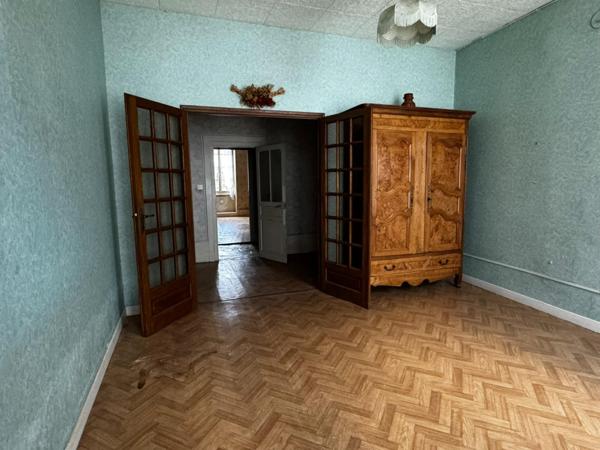 Maison de ville avec dépendances , terrain