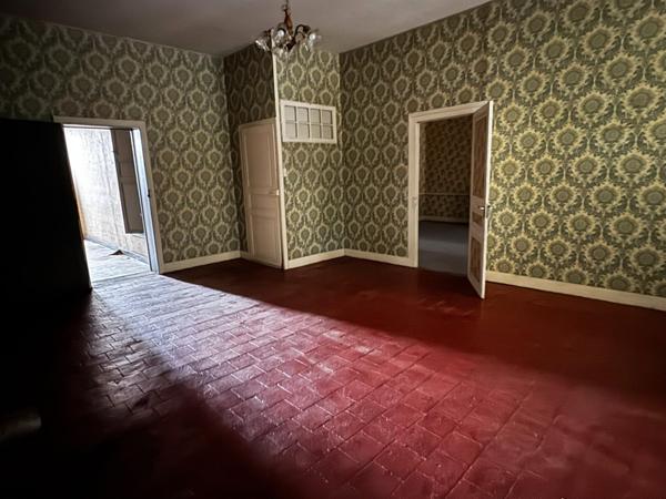 Maison de ville avec dépendances , terrain