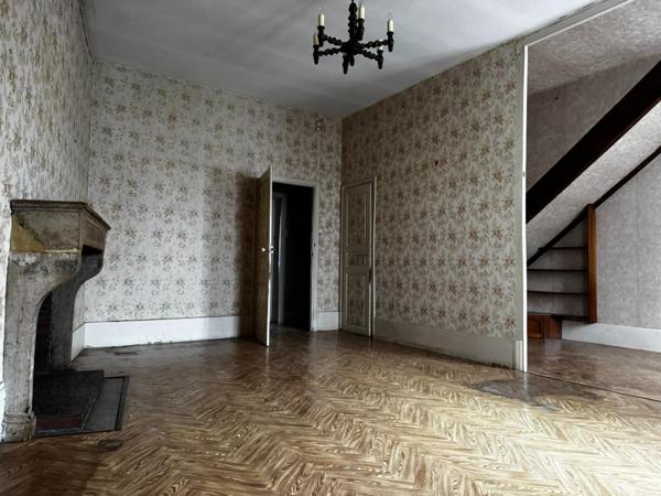 Maison de ville avec dépendances , terrain