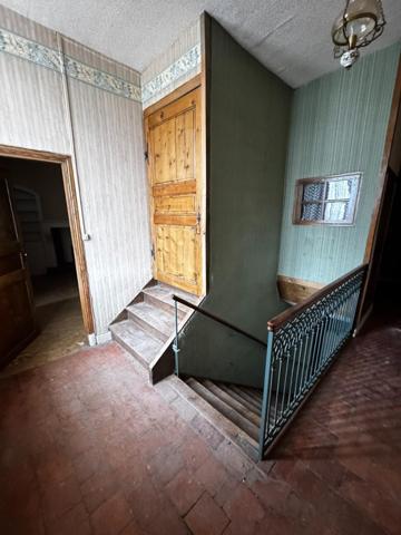 Maison de ville avec dépendances , terrain