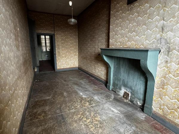 Maison de ville avec dépendances , terrain