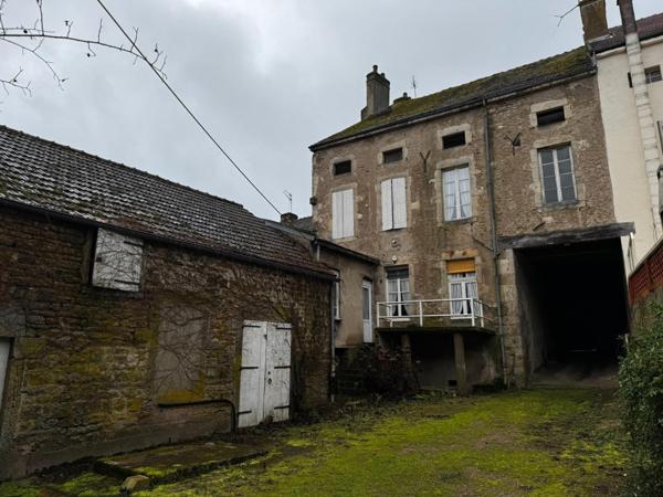 Maison de ville avec dépendances , terrain