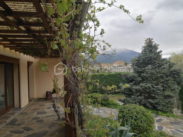 À découvrir sans tarder ! 

Située sur la commune de Vinça, au cœur des Pyrénées-Orientales,  je vous propose cette villa traditionnelle de plain-pied, 
implantée sur une parcelle d’environ 400 m².
Cette maison 4 faces bénéficie d’un  jardin arboré et d’une magnifique vue sur le Canigou.

Elle se compose de :

- Une  pièce de vie lumineuse, réunissant salon et salle à manger, agrémentée d’une cheminée et largement ouverte sur une agréable terrasse ;
- Une cuisine équipée indépendante ;
- Trois chambres, dont deux disposent de leur propre dressing ;
- Une spacieuse salle de bain équipée d’une baignoire et d’une douche ;
- Un WC indépendant ;
- De nombreux rangements et placards.

Cette propriété offre également de nombreux atouts qui en font un bien particulièrement fonctionnel :

- Un sous-sol d’environ 100 m² entièrement aménageable, offrant un formidable potentiel selon vos projets ;
- Un garage pouvant accueillir deux véhicules ;
- Un atelier de bricolage équipé ;
- Un arrosage automatique pour faciliter l’entretien du jardin ;
La maison est vendue avec son mobilier, ainsi qu’avec de nombreux équipements et accessoires pour le jardin.

Située au sein d’un lotissement calme, cette villa bénéficie d’un environnement agréable, entre nature et commodités.

Vous profiterez d’un village vivant proposant les services essentiels au quotidien : école, épicerie, café, boulangerie, ainsi que d’un accès facilité aux transports grâce à la gare et aux lignes de bus.

À proximité de Perpignan,  cette maison conviendra aussi bien à une famille à la recherche d’un cadre de vie paisible qu’à ceux souhaitant profiter d’une retraite paisible au pied du Canigou.

Une maison pleine de potentiel, offrant de beaux volumes, à rénover à votre goût ou parfaite pour déposer vos valises . 
N'attendez pas!