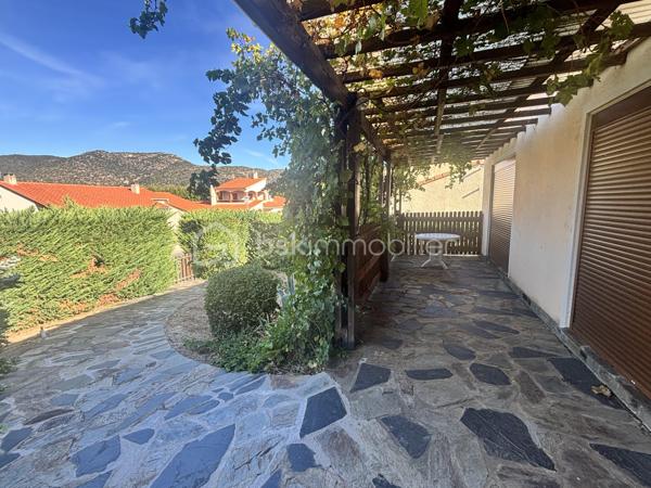À découvrir sans tarder ! 

Située sur la commune de Vinça, au cœur des Pyrénées-Orientales,  je vous propose cette villa traditionnelle de plain-pied, 
implantée sur une parcelle d’environ 400 m².
Cette maison 4 faces bénéficie d’un  jardin arboré et d’une magnifique vue sur le Canigou.

Elle se compose de :

- Une  pièce de vie lumineuse, réunissant salon et salle à manger, agrémentée d’une cheminée et largement ouverte sur une agréable terrasse ;
- Une cuisine équipée indépendante ;
- Trois chambres, dont deux disposent de leur propre dressing ;
- Une spacieuse salle de bain équipée d’une baignoire et d’une douche ;
- Un WC indépendant ;
- De nombreux rangements et placards.

Cette propriété offre également de nombreux atouts qui en font un bien particulièrement fonctionnel :

- Un sous-sol d’environ 100 m² entièrement aménageable, offrant un formidable potentiel selon vos projets ;
- Un garage pouvant accueillir deux véhicules ;
- Un atelier de bricolage équipé ;
- Un arrosage automatique pour faciliter l’entretien du jardin ;
La maison est vendue avec son mobilier, ainsi qu’avec de nombreux équipements et accessoires pour le jardin.

Située au sein d’un lotissement calme, cette villa bénéficie d’un environnement agréable, entre nature et commodités.

Vous profiterez d’un village vivant proposant les services essentiels au quotidien : école, épicerie, café, boulangerie, ainsi que d’un accès facilité aux transports grâce à la gare et aux lignes de bus.

À proximité de Perpignan,  cette maison conviendra aussi bien à une famille à la recherche d’un cadre de vie paisible qu’à ceux souhaitant profiter d’une retraite paisible au pied du Canigou.

Une maison pleine de potentiel, offrant de beaux volumes, à rénover à votre goût ou parfaite pour déposer vos valises . 
N'attendez pas!