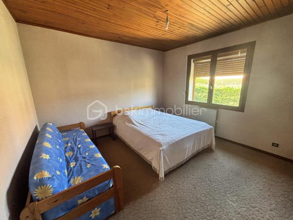 À découvrir sans tarder ! 

Située sur la commune de Vinça, au cœur des Pyrénées-Orientales,  je vous propose cette villa traditionnelle de plain-pied, 
implantée sur une parcelle d’environ 400 m².
Cette maison 4 faces bénéficie d’un  jardin arboré et d’une magnifique vue sur le Canigou.

Elle se compose de :

- Une  pièce de vie lumineuse, réunissant salon et salle à manger, agrémentée d’une cheminée et largement ouverte sur une agréable terrasse ;
- Une cuisine équipée indépendante ;
- Trois chambres, dont deux disposent de leur propre dressing ;
- Une spacieuse salle de bain équipée d’une baignoire et d’une douche ;
- Un WC indépendant ;
- De nombreux rangements et placards.

Cette propriété offre également de nombreux atouts qui en font un bien particulièrement fonctionnel :

- Un sous-sol d’environ 100 m² entièrement aménageable, offrant un formidable potentiel selon vos projets ;
- Un garage pouvant accueillir deux véhicules ;
- Un atelier de bricolage équipé ;
- Un arrosage automatique pour faciliter l’entretien du jardin ;
La maison est vendue avec son mobilier, ainsi qu’avec de nombreux équipements et accessoires pour le jardin.

Située au sein d’un lotissement calme, cette villa bénéficie d’un environnement agréable, entre nature et commodités.

Vous profiterez d’un village vivant proposant les services essentiels au quotidien : école, épicerie, café, boulangerie, ainsi que d’un accès facilité aux transports grâce à la gare et aux lignes de bus.

À proximité de Perpignan,  cette maison conviendra aussi bien à une famille à la recherche d’un cadre de vie paisible qu’à ceux souhaitant profiter d’une retraite paisible au pied du Canigou.

Une maison pleine de potentiel, offrant de beaux volumes, à rénover à votre goût ou parfaite pour déposer vos valises . 
N'attendez pas!