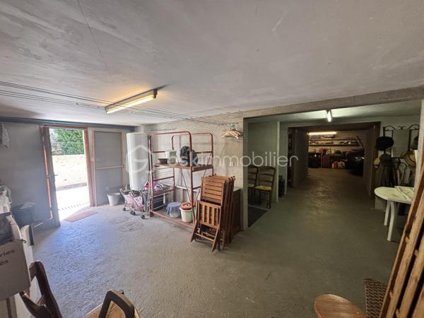À découvrir sans tarder ! 

Située sur la commune de Vinça, au cœur des Pyrénées-Orientales,  je vous propose cette villa traditionnelle de plain-pied, 
implantée sur une parcelle d’environ 400 m².
Cette maison 4 faces bénéficie d’un  jardin arboré et d’une magnifique vue sur le Canigou.

Elle se compose de :

- Une  pièce de vie lumineuse, réunissant salon et salle à manger, agrémentée d’une cheminée et largement ouverte sur une agréable terrasse ;
- Une cuisine équipée indépendante ;
- Trois chambres, dont deux disposent de leur propre dressing ;
- Une spacieuse salle de bain équipée d’une baignoire et d’une douche ;
- Un WC indépendant ;
- De nombreux rangements et placards.

Cette propriété offre également de nombreux atouts qui en font un bien particulièrement fonctionnel :

- Un sous-sol d’environ 100 m² entièrement aménageable, offrant un formidable potentiel selon vos projets ;
- Un garage pouvant accueillir deux véhicules ;
- Un atelier de bricolage équipé ;
- Un arrosage automatique pour faciliter l’entretien du jardin ;
La maison est vendue avec son mobilier, ainsi qu’avec de nombreux équipements et accessoires pour le jardin.

Située au sein d’un lotissement calme, cette villa bénéficie d’un environnement agréable, entre nature et commodités.

Vous profiterez d’un village vivant proposant les services essentiels au quotidien : école, épicerie, café, boulangerie, ainsi que d’un accès facilité aux transports grâce à la gare et aux lignes de bus.

À proximité de Perpignan,  cette maison conviendra aussi bien à une famille à la recherche d’un cadre de vie paisible qu’à ceux souhaitant profiter d’une retraite paisible au pied du Canigou.

Une maison pleine de potentiel, offrant de beaux volumes, à rénover à votre goût ou parfaite pour déposer vos valises . 
N'attendez pas!