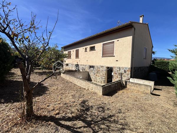 À découvrir sans tarder ! 

Située sur la commune de Vinça, au cœur des Pyrénées-Orientales,  je vous propose cette villa traditionnelle de plain-pied, 
implantée sur une parcelle d’environ 400 m².
Cette maison 4 faces bénéficie d’un  jardin arboré et d’une magnifique vue sur le Canigou.

Elle se compose de :

- Une  pièce de vie lumineuse, réunissant salon et salle à manger, agrémentée d’une cheminée et largement ouverte sur une agréable terrasse ;
- Une cuisine équipée indépendante ;
- Trois chambres, dont deux disposent de leur propre dressing ;
- Une spacieuse salle de bain équipée d’une baignoire et d’une douche ;
- Un WC indépendant ;
- De nombreux rangements et placards.

Cette propriété offre également de nombreux atouts qui en font un bien particulièrement fonctionnel :

- Un sous-sol d’environ 100 m² entièrement aménageable, offrant un formidable potentiel selon vos projets ;
- Un garage pouvant accueillir deux véhicules ;
- Un atelier de bricolage équipé ;
- Un arrosage automatique pour faciliter l’entretien du jardin ;
La maison est vendue avec son mobilier, ainsi qu’avec de nombreux équipements et accessoires pour le jardin.

Située au sein d’un lotissement calme, cette villa bénéficie d’un environnement agréable, entre nature et commodités.

Vous profiterez d’un village vivant proposant les services essentiels au quotidien : école, épicerie, café, boulangerie, ainsi que d’un accès facilité aux transports grâce à la gare et aux lignes de bus.

À proximité de Perpignan,  cette maison conviendra aussi bien à une famille à la recherche d’un cadre de vie paisible qu’à ceux souhaitant profiter d’une retraite paisible au pied du Canigou.

Une maison pleine de potentiel, offrant de beaux volumes, à rénover à votre goût ou parfaite pour déposer vos valises . 
N'attendez pas!