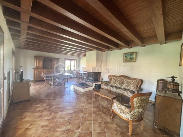À découvrir sans tarder ! 

Située sur la commune de Vinça, au cœur des Pyrénées-Orientales,  je vous propose cette villa traditionnelle de plain-pied, 
implantée sur une parcelle d’environ 400 m².
Cette maison 4 faces bénéficie d’un  jardin arboré et d’une magnifique vue sur le Canigou.

Elle se compose de :

- Une  pièce de vie lumineuse, réunissant salon et salle à manger, agrémentée d’une cheminée et largement ouverte sur une agréable terrasse ;
- Une cuisine équipée indépendante ;
- Trois chambres, dont deux disposent de leur propre dressing ;
- Une spacieuse salle de bain équipée d’une baignoire et d’une douche ;
- Un WC indépendant ;
- De nombreux rangements et placards.

Cette propriété offre également de nombreux atouts qui en font un bien particulièrement fonctionnel :

- Un sous-sol d’environ 100 m² entièrement aménageable, offrant un formidable potentiel selon vos projets ;
- Un garage pouvant accueillir deux véhicules ;
- Un atelier de bricolage équipé ;
- Un arrosage automatique pour faciliter l’entretien du jardin ;
La maison est vendue avec son mobilier, ainsi qu’avec de nombreux équipements et accessoires pour le jardin.

Située au sein d’un lotissement calme, cette villa bénéficie d’un environnement agréable, entre nature et commodités.

Vous profiterez d’un village vivant proposant les services essentiels au quotidien : école, épicerie, café, boulangerie, ainsi que d’un accès facilité aux transports grâce à la gare et aux lignes de bus.

À proximité de Perpignan,  cette maison conviendra aussi bien à une famille à la recherche d’un cadre de vie paisible qu’à ceux souhaitant profiter d’une retraite paisible au pied du Canigou.

Une maison pleine de potentiel, offrant de beaux volumes, à rénover à votre goût ou parfaite pour déposer vos valises . 
N'attendez pas!