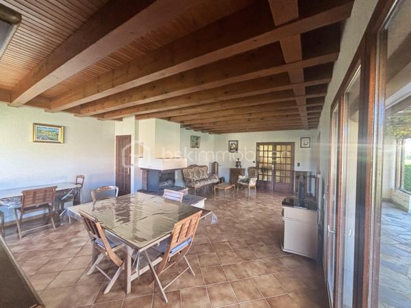 À découvrir sans tarder ! 

Située sur la commune de Vinça, au cœur des Pyrénées-Orientales,  je vous propose cette villa traditionnelle de plain-pied, 
implantée sur une parcelle d’environ 400 m².
Cette maison 4 faces bénéficie d’un  jardin arboré et d’une magnifique vue sur le Canigou.

Elle se compose de :

- Une  pièce de vie lumineuse, réunissant salon et salle à manger, agrémentée d’une cheminée et largement ouverte sur une agréable terrasse ;
- Une cuisine équipée indépendante ;
- Trois chambres, dont deux disposent de leur propre dressing ;
- Une spacieuse salle de bain équipée d’une baignoire et d’une douche ;
- Un WC indépendant ;
- De nombreux rangements et placards.

Cette propriété offre également de nombreux atouts qui en font un bien particulièrement fonctionnel :

- Un sous-sol d’environ 100 m² entièrement aménageable, offrant un formidable potentiel selon vos projets ;
- Un garage pouvant accueillir deux véhicules ;
- Un atelier de bricolage équipé ;
- Un arrosage automatique pour faciliter l’entretien du jardin ;
La maison est vendue avec son mobilier, ainsi qu’avec de nombreux équipements et accessoires pour le jardin.

Située au sein d’un lotissement calme, cette villa bénéficie d’un environnement agréable, entre nature et commodités.

Vous profiterez d’un village vivant proposant les services essentiels au quotidien : école, épicerie, café, boulangerie, ainsi que d’un accès facilité aux transports grâce à la gare et aux lignes de bus.

À proximité de Perpignan,  cette maison conviendra aussi bien à une famille à la recherche d’un cadre de vie paisible qu’à ceux souhaitant profiter d’une retraite paisible au pied du Canigou.

Une maison pleine de potentiel, offrant de beaux volumes, à rénover à votre goût ou parfaite pour déposer vos valises . 
N'attendez pas!