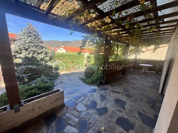 À découvrir sans tarder ! 

Située sur la commune de Vinça, au cœur des Pyrénées-Orientales,  je vous propose cette villa traditionnelle de plain-pied, 
implantée sur une parcelle d’environ 400 m².
Cette maison 4 faces bénéficie d’un  jardin arboré et d’une magnifique vue sur le Canigou.

Elle se compose de :

- Une  pièce de vie lumineuse, réunissant salon et salle à manger, agrémentée d’une cheminée et largement ouverte sur une agréable terrasse ;
- Une cuisine équipée indépendante ;
- Trois chambres, dont deux disposent de leur propre dressing ;
- Une spacieuse salle de bain équipée d’une baignoire et d’une douche ;
- Un WC indépendant ;
- De nombreux rangements et placards.

Cette propriété offre également de nombreux atouts qui en font un bien particulièrement fonctionnel :

- Un sous-sol d’environ 100 m² entièrement aménageable, offrant un formidable potentiel selon vos projets ;
- Un garage pouvant accueillir deux véhicules ;
- Un atelier de bricolage équipé ;
- Un arrosage automatique pour faciliter l’entretien du jardin ;
La maison est vendue avec son mobilier, ainsi qu’avec de nombreux équipements et accessoires pour le jardin.

Située au sein d’un lotissement calme, cette villa bénéficie d’un environnement agréable, entre nature et commodités.

Vous profiterez d’un village vivant proposant les services essentiels au quotidien : école, épicerie, café, boulangerie, ainsi que d’un accès facilité aux transports grâce à la gare et aux lignes de bus.

À proximité de Perpignan,  cette maison conviendra aussi bien à une famille à la recherche d’un cadre de vie paisible qu’à ceux souhaitant profiter d’une retraite paisible au pied du Canigou.

Une maison pleine de potentiel, offrant de beaux volumes, à rénover à votre goût ou parfaite pour déposer vos valises . 
N'attendez pas!