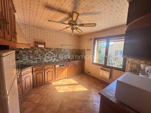 À découvrir sans tarder ! 

Située sur la commune de Vinça, au cœur des Pyrénées-Orientales,  je vous propose cette villa traditionnelle de plain-pied, 
implantée sur une parcelle d’environ 400 m².
Cette maison 4 faces bénéficie d’un  jardin arboré et d’une magnifique vue sur le Canigou.

Elle se compose de :

- Une  pièce de vie lumineuse, réunissant salon et salle à manger, agrémentée d’une cheminée et largement ouverte sur une agréable terrasse ;
- Une cuisine équipée indépendante ;
- Trois chambres, dont deux disposent de leur propre dressing ;
- Une spacieuse salle de bain équipée d’une baignoire et d’une douche ;
- Un WC indépendant ;
- De nombreux rangements et placards.

Cette propriété offre également de nombreux atouts qui en font un bien particulièrement fonctionnel :

- Un sous-sol d’environ 100 m² entièrement aménageable, offrant un formidable potentiel selon vos projets ;
- Un garage pouvant accueillir deux véhicules ;
- Un atelier de bricolage équipé ;
- Un arrosage automatique pour faciliter l’entretien du jardin ;
La maison est vendue avec son mobilier, ainsi qu’avec de nombreux équipements et accessoires pour le jardin.

Située au sein d’un lotissement calme, cette villa bénéficie d’un environnement agréable, entre nature et commodités.

Vous profiterez d’un village vivant proposant les services essentiels au quotidien : école, épicerie, café, boulangerie, ainsi que d’un accès facilité aux transports grâce à la gare et aux lignes de bus.

À proximité de Perpignan,  cette maison conviendra aussi bien à une famille à la recherche d’un cadre de vie paisible qu’à ceux souhaitant profiter d’une retraite paisible au pied du Canigou.

Une maison pleine de potentiel, offrant de beaux volumes, à rénover à votre goût ou parfaite pour déposer vos valises . 
N'attendez pas!