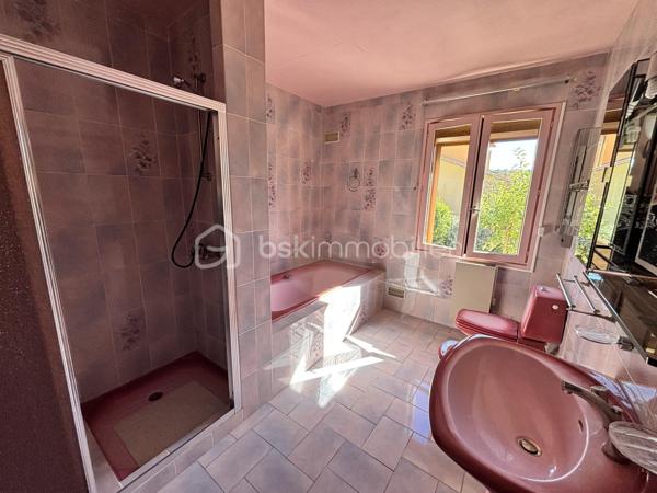 À découvrir sans tarder ! 

Située sur la commune de Vinça, au cœur des Pyrénées-Orientales,  je vous propose cette villa traditionnelle de plain-pied, 
implantée sur une parcelle d’environ 400 m².
Cette maison 4 faces bénéficie d’un  jardin arboré et d’une magnifique vue sur le Canigou.

Elle se compose de :

- Une  pièce de vie lumineuse, réunissant salon et salle à manger, agrémentée d’une cheminée et largement ouverte sur une agréable terrasse ;
- Une cuisine équipée indépendante ;
- Trois chambres, dont deux disposent de leur propre dressing ;
- Une spacieuse salle de bain équipée d’une baignoire et d’une douche ;
- Un WC indépendant ;
- De nombreux rangements et placards.

Cette propriété offre également de nombreux atouts qui en font un bien particulièrement fonctionnel :

- Un sous-sol d’environ 100 m² entièrement aménageable, offrant un formidable potentiel selon vos projets ;
- Un garage pouvant accueillir deux véhicules ;
- Un atelier de bricolage équipé ;
- Un arrosage automatique pour faciliter l’entretien du jardin ;
La maison est vendue avec son mobilier, ainsi qu’avec de nombreux équipements et accessoires pour le jardin.

Située au sein d’un lotissement calme, cette villa bénéficie d’un environnement agréable, entre nature et commodités.

Vous profiterez d’un village vivant proposant les services essentiels au quotidien : école, épicerie, café, boulangerie, ainsi que d’un accès facilité aux transports grâce à la gare et aux lignes de bus.

À proximité de Perpignan,  cette maison conviendra aussi bien à une famille à la recherche d’un cadre de vie paisible qu’à ceux souhaitant profiter d’une retraite paisible au pied du Canigou.

Une maison pleine de potentiel, offrant de beaux volumes, à rénover à votre goût ou parfaite pour déposer vos valises . 
N'attendez pas!