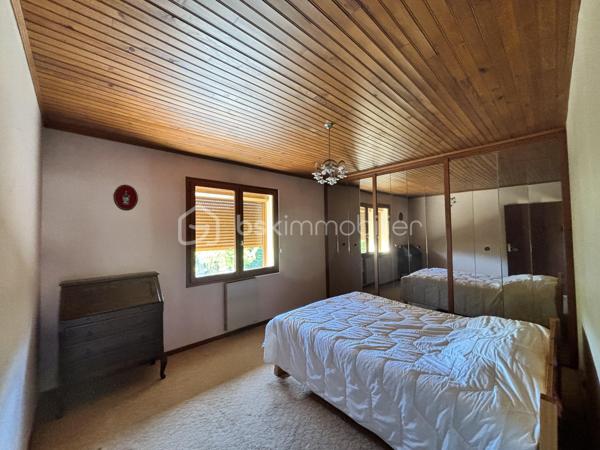 À découvrir sans tarder ! 

Située sur la commune de Vinça, au cœur des Pyrénées-Orientales,  je vous propose cette villa traditionnelle de plain-pied, 
implantée sur une parcelle d’environ 400 m².
Cette maison 4 faces bénéficie d’un  jardin arboré et d’une magnifique vue sur le Canigou.

Elle se compose de :

- Une  pièce de vie lumineuse, réunissant salon et salle à manger, agrémentée d’une cheminée et largement ouverte sur une agréable terrasse ;
- Une cuisine équipée indépendante ;
- Trois chambres, dont deux disposent de leur propre dressing ;
- Une spacieuse salle de bain équipée d’une baignoire et d’une douche ;
- Un WC indépendant ;
- De nombreux rangements et placards.

Cette propriété offre également de nombreux atouts qui en font un bien particulièrement fonctionnel :

- Un sous-sol d’environ 100 m² entièrement aménageable, offrant un formidable potentiel selon vos projets ;
- Un garage pouvant accueillir deux véhicules ;
- Un atelier de bricolage équipé ;
- Un arrosage automatique pour faciliter l’entretien du jardin ;
La maison est vendue avec son mobilier, ainsi qu’avec de nombreux équipements et accessoires pour le jardin.

Située au sein d’un lotissement calme, cette villa bénéficie d’un environnement agréable, entre nature et commodités.

Vous profiterez d’un village vivant proposant les services essentiels au quotidien : école, épicerie, café, boulangerie, ainsi que d’un accès facilité aux transports grâce à la gare et aux lignes de bus.

À proximité de Perpignan,  cette maison conviendra aussi bien à une famille à la recherche d’un cadre de vie paisible qu’à ceux souhaitant profiter d’une retraite paisible au pied du Canigou.

Une maison pleine de potentiel, offrant de beaux volumes, à rénover à votre goût ou parfaite pour déposer vos valises . 
N'attendez pas!