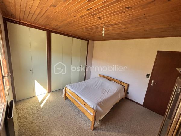 À découvrir sans tarder ! 

Située sur la commune de Vinça, au cœur des Pyrénées-Orientales,  je vous propose cette villa traditionnelle de plain-pied, 
implantée sur une parcelle d’environ 400 m².
Cette maison 4 faces bénéficie d’un  jardin arboré et d’une magnifique vue sur le Canigou.

Elle se compose de :

- Une  pièce de vie lumineuse, réunissant salon et salle à manger, agrémentée d’une cheminée et largement ouverte sur une agréable terrasse ;
- Une cuisine équipée indépendante ;
- Trois chambres, dont deux disposent de leur propre dressing ;
- Une spacieuse salle de bain équipée d’une baignoire et d’une douche ;
- Un WC indépendant ;
- De nombreux rangements et placards.

Cette propriété offre également de nombreux atouts qui en font un bien particulièrement fonctionnel :

- Un sous-sol d’environ 100 m² entièrement aménageable, offrant un formidable potentiel selon vos projets ;
- Un garage pouvant accueillir deux véhicules ;
- Un atelier de bricolage équipé ;
- Un arrosage automatique pour faciliter l’entretien du jardin ;
La maison est vendue avec son mobilier, ainsi qu’avec de nombreux équipements et accessoires pour le jardin.

Située au sein d’un lotissement calme, cette villa bénéficie d’un environnement agréable, entre nature et commodités.

Vous profiterez d’un village vivant proposant les services essentiels au quotidien : école, épicerie, café, boulangerie, ainsi que d’un accès facilité aux transports grâce à la gare et aux lignes de bus.

À proximité de Perpignan,  cette maison conviendra aussi bien à une famille à la recherche d’un cadre de vie paisible qu’à ceux souhaitant profiter d’une retraite paisible au pied du Canigou.

Une maison pleine de potentiel, offrant de beaux volumes, à rénover à votre goût ou parfaite pour déposer vos valises . 
N'attendez pas!