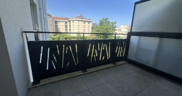 DECINES CENTRE: T3 EXCELLENT ETAT BALCON GARAGE CALME