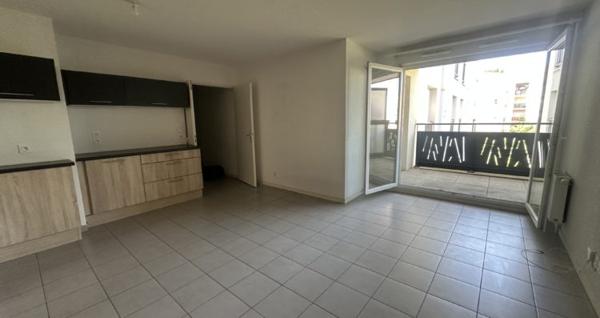 DECINES CENTRE: T3 EXCELLENT ETAT BALCON GARAGE CALME